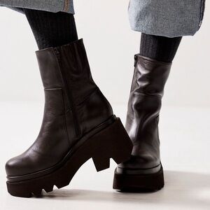 Paloma Barcelo Leo Lug Sole Brown Boots - Sz 10/40 Pre-owned condition